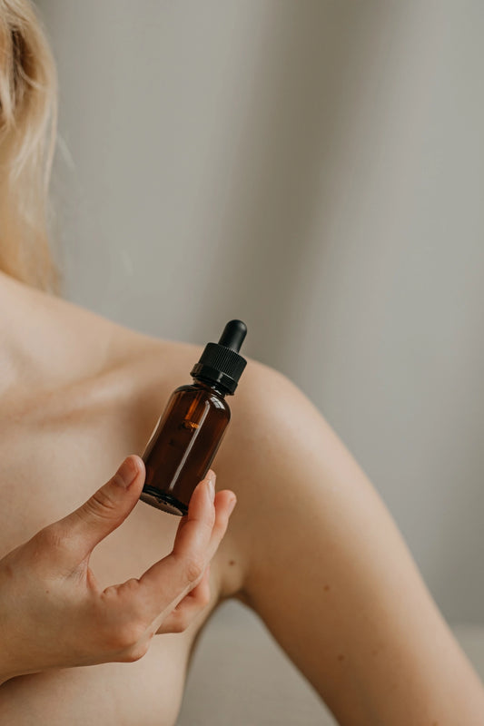 Formation-competence-Aromatherapie-femme-flacon-huille-essentielle