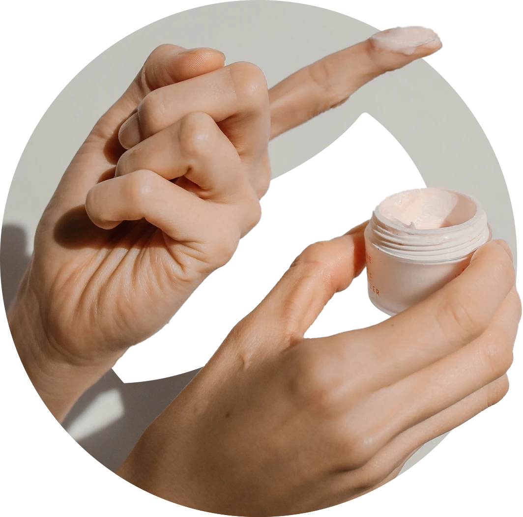 hippocratus-formation-competence-cosmetiques-naturels-description-mains-application-creme