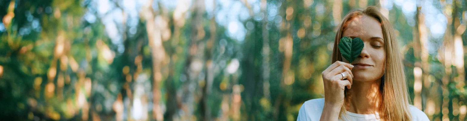 hippocratus-qui-sommes-nous-deviens-ce-que-tu-es-femme-souriante-feuille